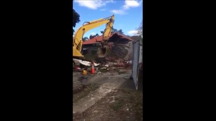 Descargar video: Ce gars va avoir beaucoup de chance en passant sous le godet de la pelleteuse...