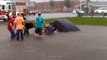 Des hommes interviennent pour sauver une femme piégée dans une inondation avec sa voiture