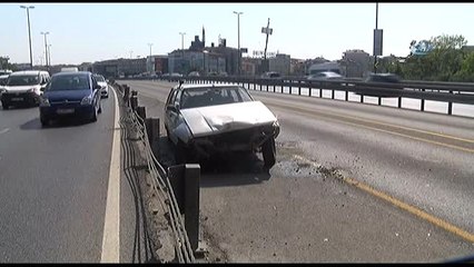 Bariyerleri Aşarak Metrobüs Yoluna Giren Sürücü Aracını Terk Edip Gitti