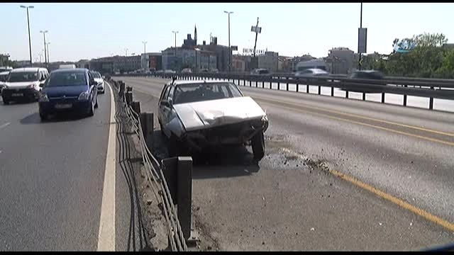 Bariyerleri Aşarak Metrobüs Yoluna Giren Sürücü Aracını Terk Edip Gitti