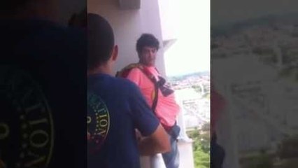 Il achète un parachute sur internet et le teste en sautant de son balcon (Brésil)
