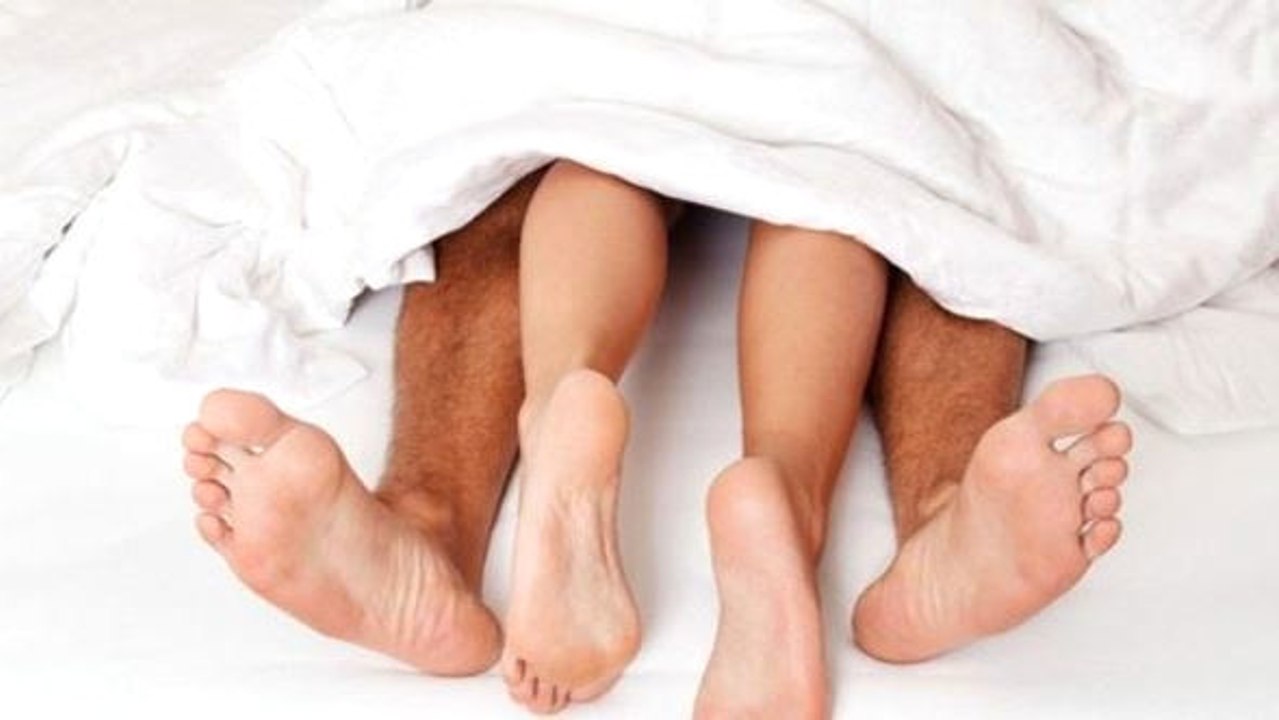 Fantezi Yapacağız Deyip Eşinin Gözlerini Bağladı, Gizlice Odaya Aldığı  Sevgilisi Cinnet Geçirdi!