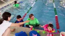 À disney la famille amusement amusement enfant de de tampon récréation piscine recours éclaboussure le le le le la vacances Animation artistique