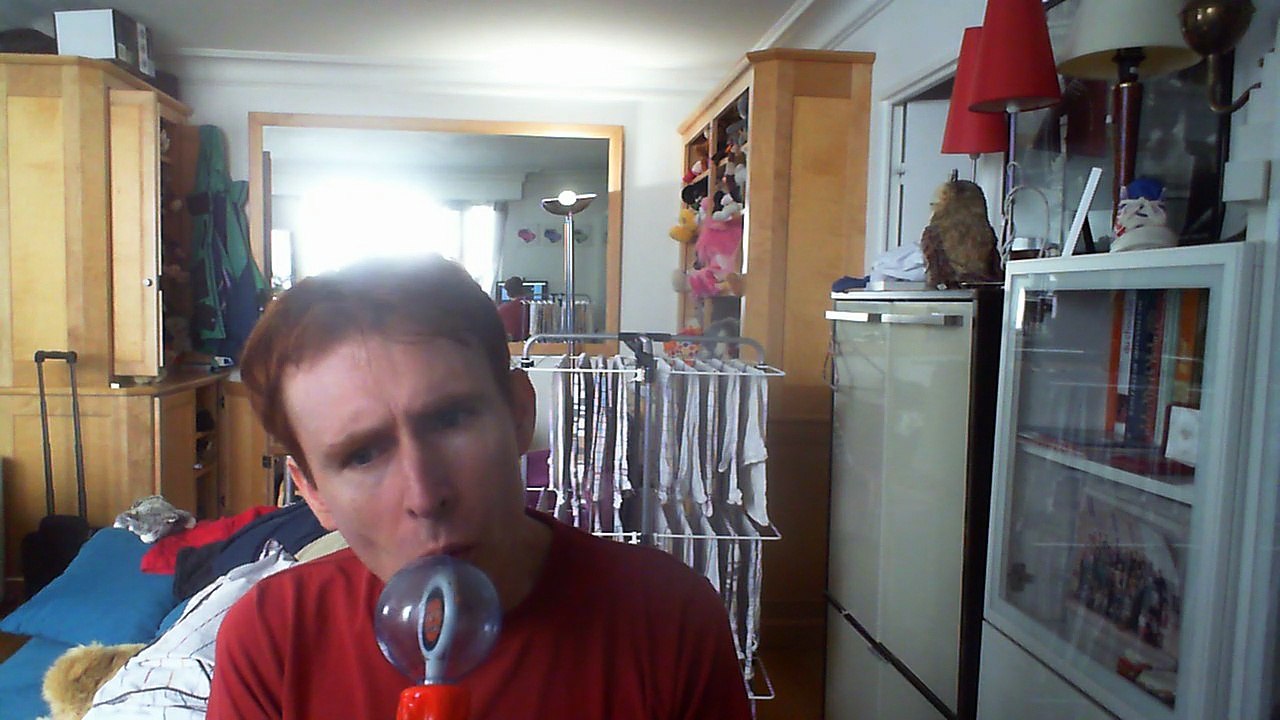 Wiwi égratigne "tout est tout blue" de La Caina