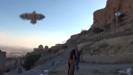 Tarihi Mardin Kalesinden Havalandırdığı Uçurtma ile Çocuklara Şeker Dağıttı