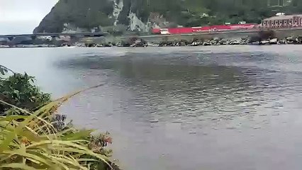 En bateau sur un lac, il se crashe violemment sur un poteau qui sort de l'eau.