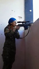 Une balle de Daesh frôle une sniper Kurde .