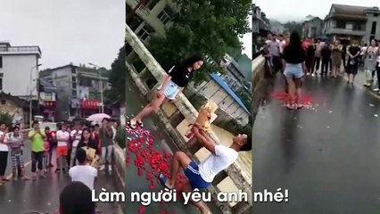 Chàng trai si tình quỳ gối ngõ lời yêu với cô gái trẻ