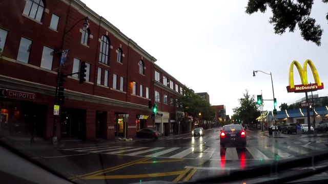 Subway: un automobiliste passe à travers les vitres avec sa voiture.