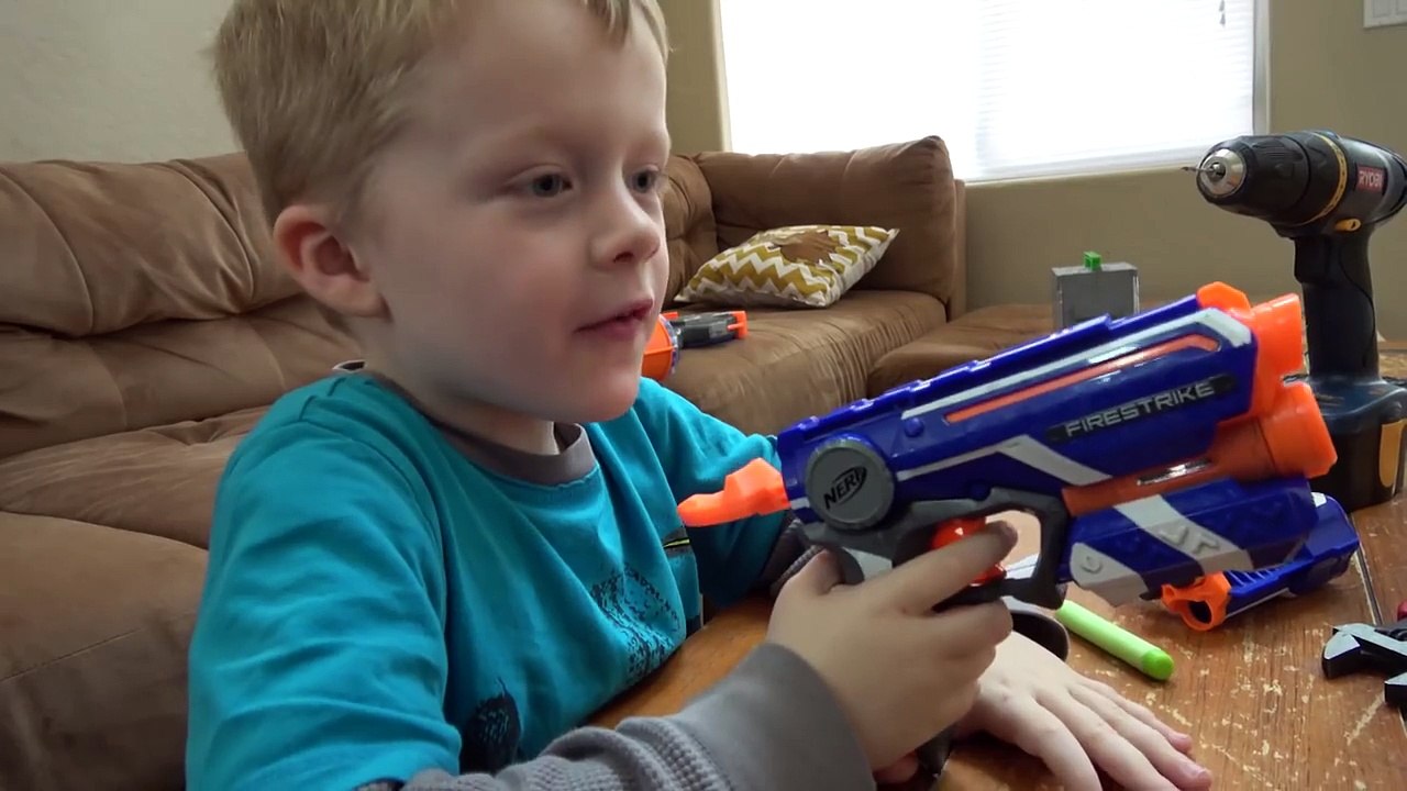 Nerf Guns Vs Wild Lizard! Crazy Lizard Toy Runs Wild and the Boys take Action with Nerf Gu