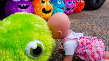 Bad Baby Doll Steals Colored Balls / Emily Driving Parents Car