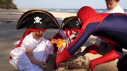 Compilación huevos huevos huevos Niños jugar poder fingir eliminar hombre araña robar sorpresa juguetes ruedas disney