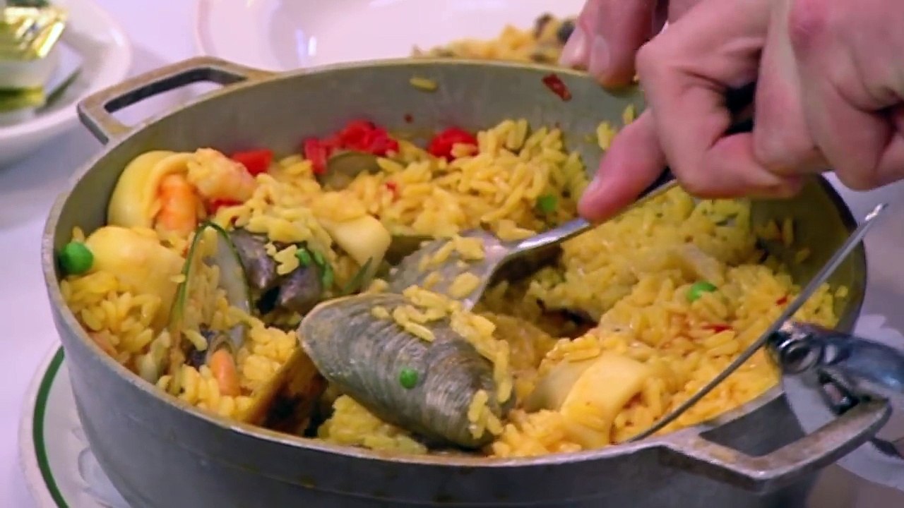 Gordon Reacts to Finding DEAD LOBSTER in the Fish Tank | Kitchen Nightmares