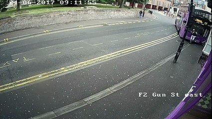 Angleterre : Un homme de 53 ans se fait violemment renverser par un bus et se relève tranquillement pour boire une bière