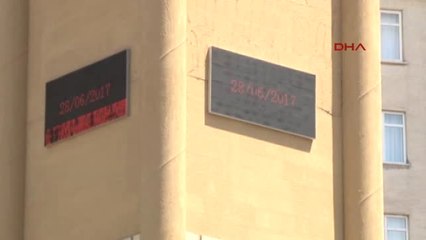 Diyarbakır'da Sıcaktan Bunalanlar Surların Gölgesine Sığındı