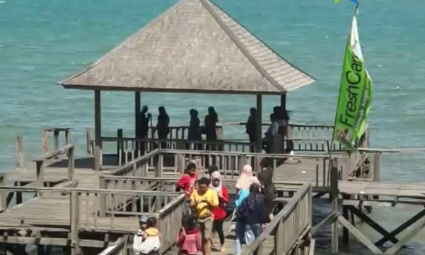 Menikmati Keindahan Laut di Tanjung Pallette