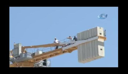 Parasını alamayan işçiler vincin üzerine çıktı