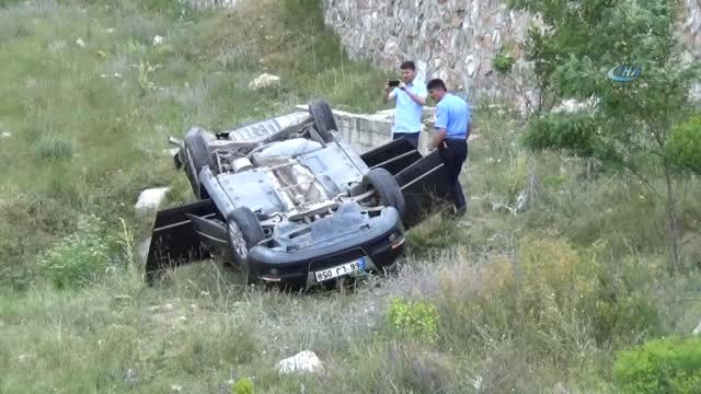 Otomobil İstinat Duvarından Uçtu: 2 Yaralı