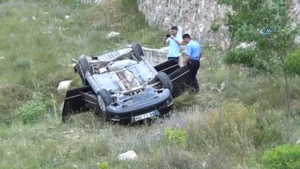Otomobil İstinat Duvarından Uçtu: 2 Yaralı