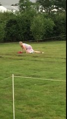 Complètement Ivre, cette femme rampe sur l'hippodrome royal en Angleterre !