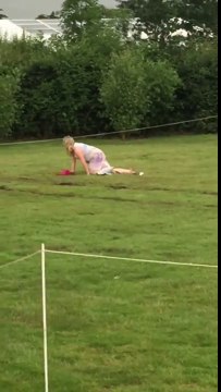 Complètement Ivre, cette femme rampe sur l'hippodrome royal en Angleterre !