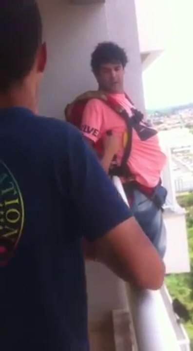 Ce fou saute en parachute de son balcon !