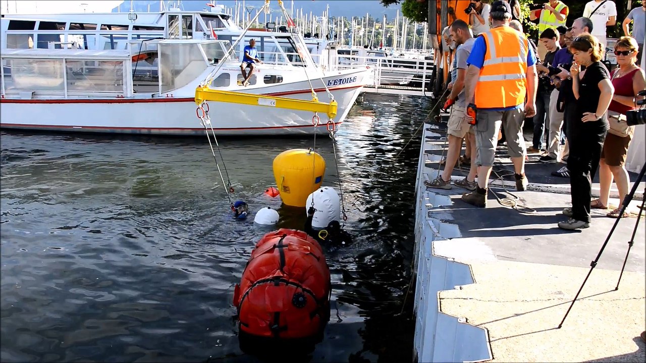 Aix-les-Bains : une pirogue carolingienne extraite du lac du Bourget