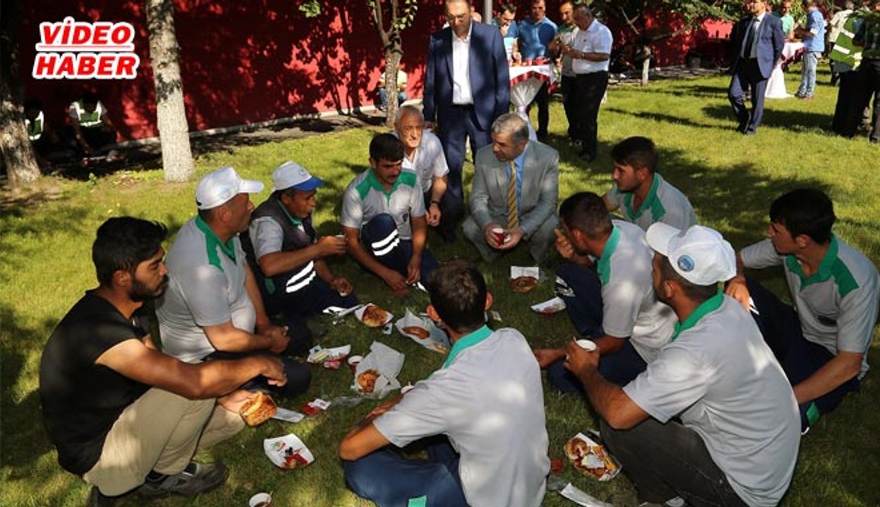 (28 Haziran 2017) Büyükşehir’de Bayramlaşma.  Başkan Çelik, Büyükşehir Belediyesi’nde Tüm Birimlerle Tek Tek Bayramlaştı