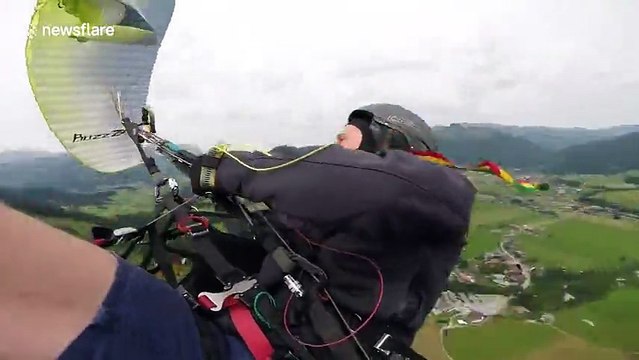 Un parapentiste fait une terrifiante chute