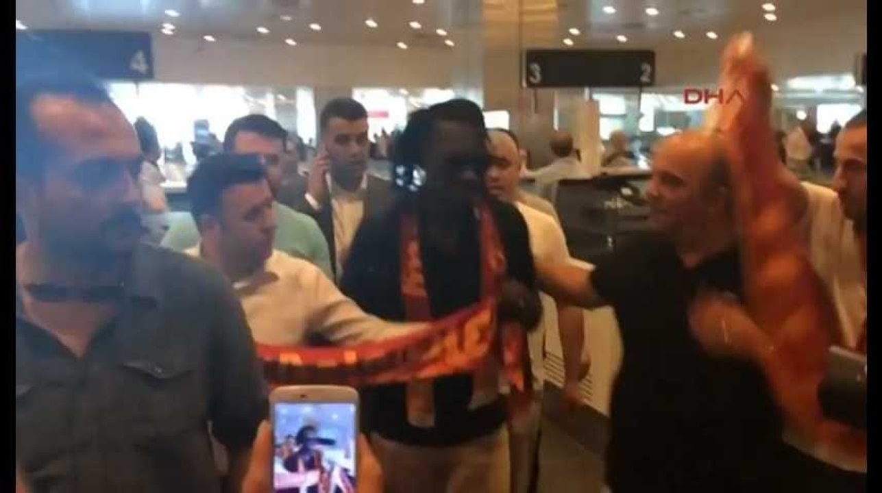 Gomis : la folie à son arrivée à Istanbul !
