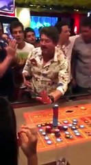 Ce mec extrêmement c0uillu mise carrément 100 00 dollars sur un seul numéro à la roulette