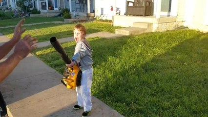 Un enfant super-vilain avec un souffleur de feuilles