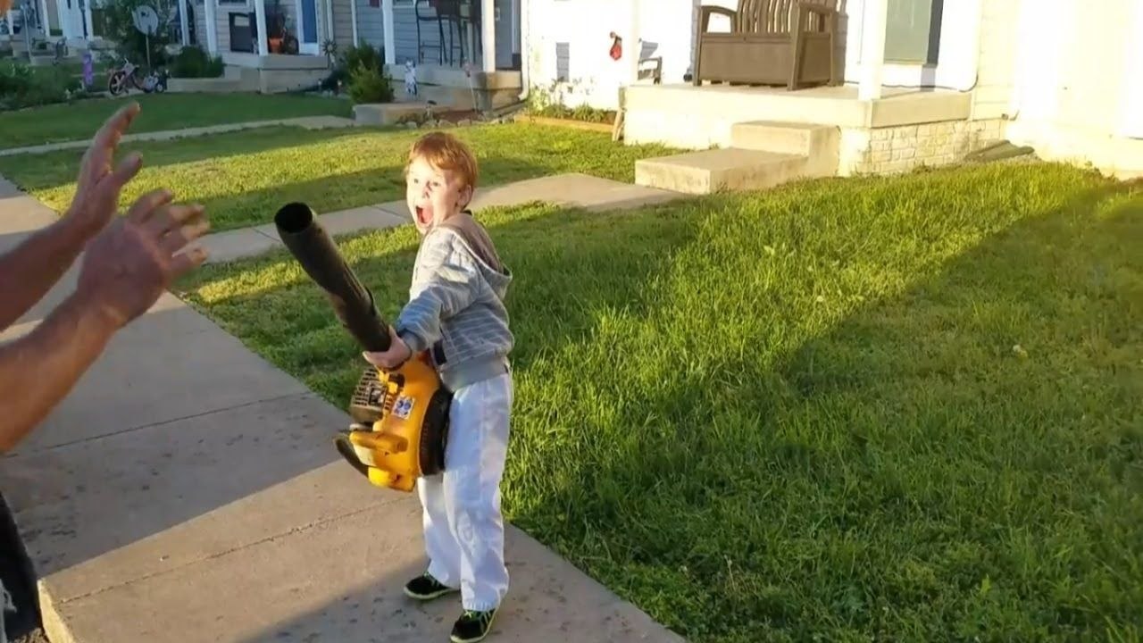 Un enfant super-vilain avec un souffleur de feuilles