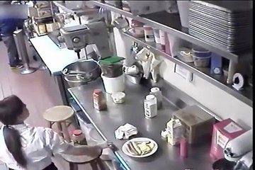 Une serveuse de restaurant prise en flagrant délit de g0dage avec une saucisse de hot dog avant de la servir