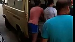 بالفيديو : العثور على جثة شاب على قارعة الطريق سيدي بوزيد