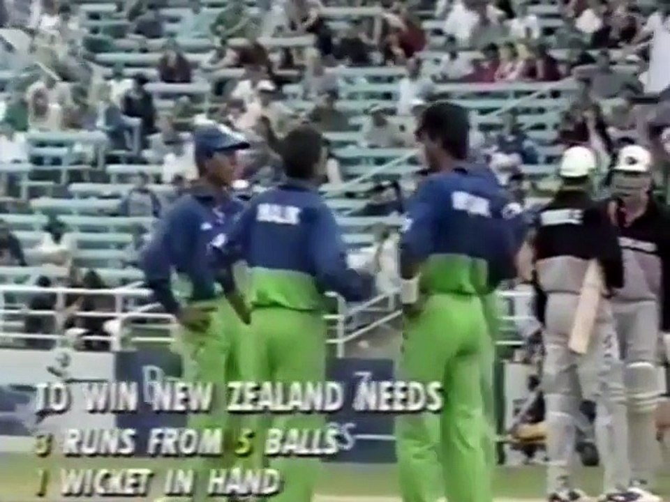 3 Runs off 6 Balls ! Waqar Younis Bowling ! See What Happend Next !