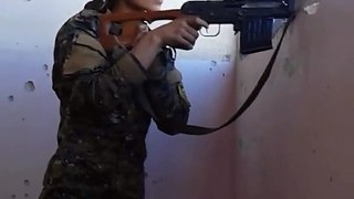 Buzz : Une Femme Sniper Kurde A Evité de justesse a une balle de Sniper de Daesh