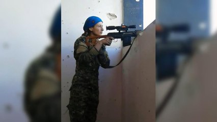 Une snipeuse kurde se fait frôler par une balle de Daesh