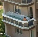 Tatile Gitmeye Gücü Yetmeyen Vatandaş, Balkonunu Havuza Çevirdi