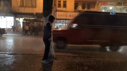 Kars'ı Dolu ve Yağmur Vurdu, Caddeler Göle Döndü, İş Yerlerini Su Bastı