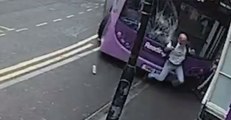 Homem é atropelado por ônibus, se levanta e sai andando normalmente