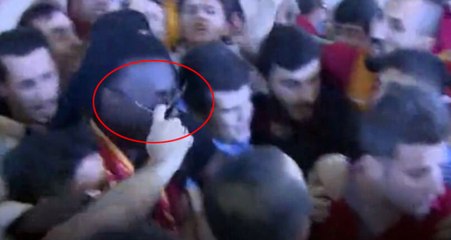 Galatasaray'ın Yeni Transferi Gomis'in Karşılama Töreninde Gözlüğünü Çaldılar