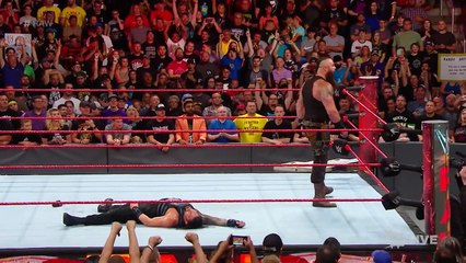 Tải video: Braun Strowman returns to attack and challenge Roman Reigns: Raw, June 19, 2017