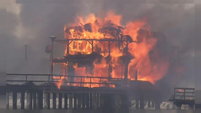 شاهد: حريق كبير يدمر عددا من المنازل على ضفاف بحيرة بين النمسا والمجر