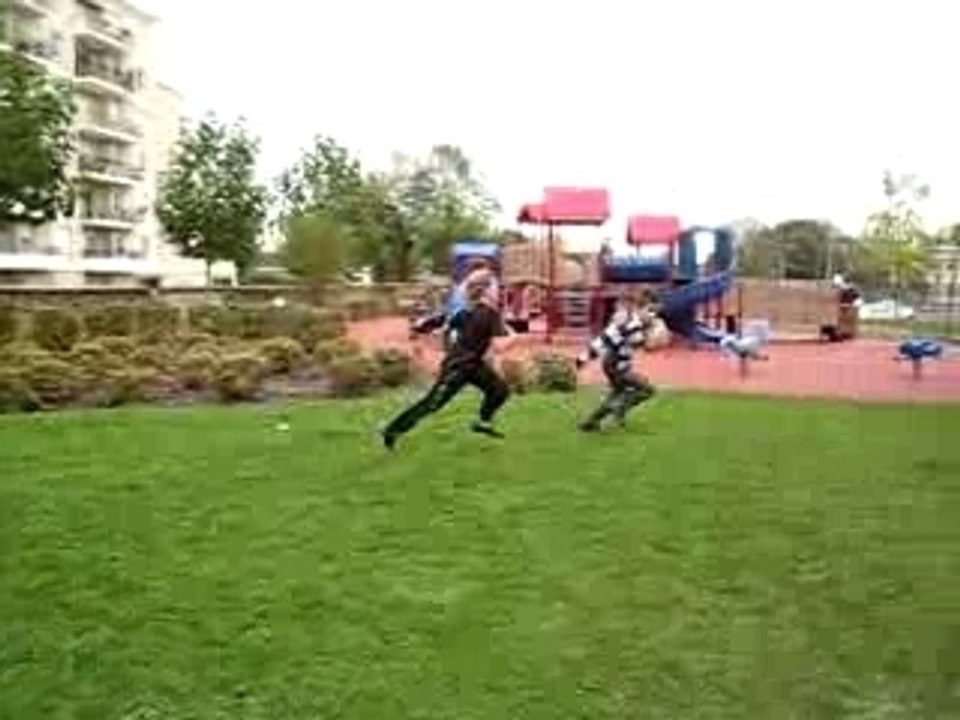 Benji prend une cuillère au rugby.