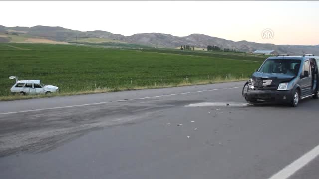 Otomobil Ile Hafif Ticari Araç Çarpıştı: 4 Yaralı - Sivas