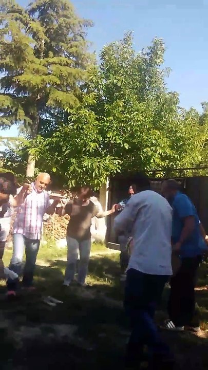 Aşıkgilin Ülfet ve Leyla Ayduğan 'ın oğlu Cem Ayduğan 'ın Video Albümünden.."Burada tam olarak ne yapılmaya çalışılmaktadır. Bilgisi olan bizleride aydınlatırsa seviniriz.. : ))
