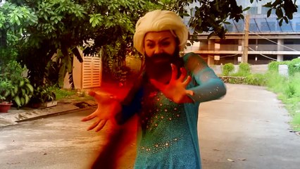 Nữ hoàng băng giá mọc râu quai nón chiến đấu với siêu nhân nhện