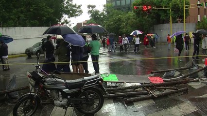 Opositores venezolanos trancaron calles pidiendo "desobediencia"