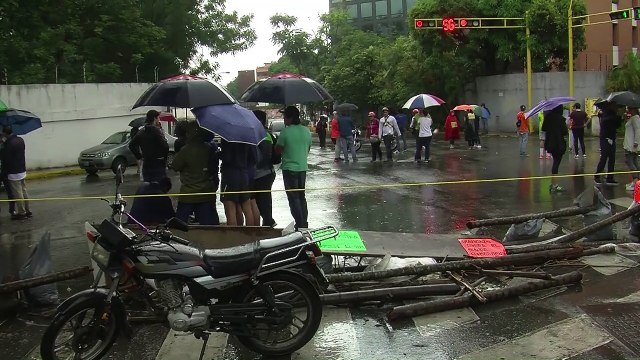 Opositores venezolanos trancaron calles pidiendo desobediencia